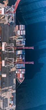 Konteyner kargo gemisi ithalat ihracat iş lojistik, yük taşımacılığı, havadan görünümü.
