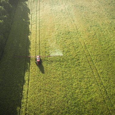 Tarım Makinaları alanında. Traktör bir püskürtücü ile. Havadan görünümü