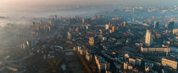 Vista aérea da cidade em denso nevoeiro — Fotografia de Stock