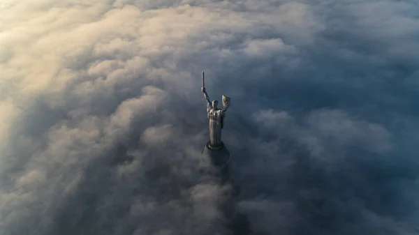 Luftaufnahme des Monuments Heimat, eingehüllt in dichten Nebel. historische Sehenswürdigkeiten der Ukraine. — Stockfoto