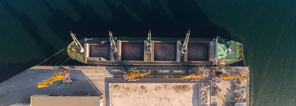 Vista superior del puerto con buque de carga en el muelle y área de carga y descarga, área de almacenamiento — Foto de Stock