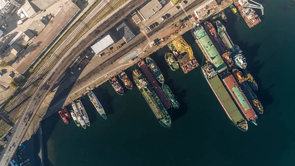 Luftaufnahme des Hafens in Odessa mit festgemachten Schiffen verschiedener Zwecke, Ukraine. Ansicht von oben — Stockfoto