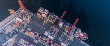 Konteyner kargo gemisi ithalat ihracat iş lojistik, yük taşımacılığı, havadan görünümü.