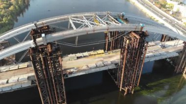 Kiev, Ukrayna Dinyeper Nehri geçip bitmemiş Podolsko-Voskresensky Köprüsü'nün havadan görünümü