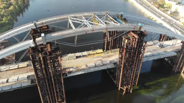 Vue aérienne du pont inachevé Podolsko-Voskresensky traversant le fleuve Dniepr à Kiev, en Ukraine — Video