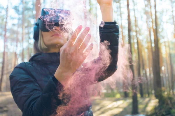 一名在森林里戴着虚拟现实护目镜的妇女看到了烟雾弹。Vr 眼镜. — 图库照片