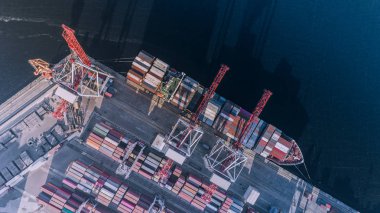 Konteyner kargo gemisi ithalat ihracat iş lojistik, yük taşımacılığı, havadan görünümü.