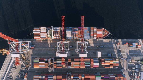 Контейнерные грузовые суда в сфере логистики импортного бизнеса, Грузовые перевозки, Вид с воздуха
.