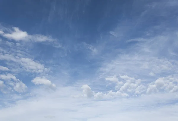 Błękitne niebo z chmurą — Zdjęcie stockowe
