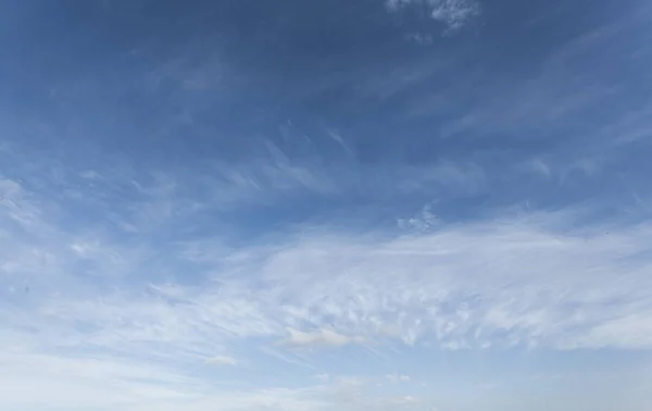 Modrá obloha s mrakem — Stock fotografie