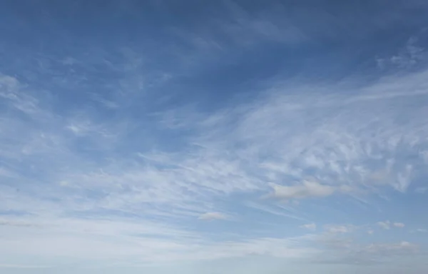 Cielo azul con nube —  Fotos de Stock