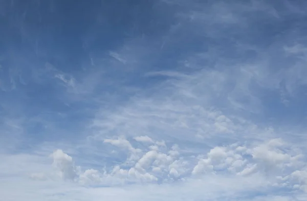 Blå himmel med moln — Stockfoto