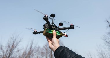 Adam elinde FPV helikopter tutar