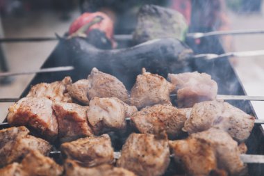 Sıcak kömürlerin arka planda ızgarada Mangallar