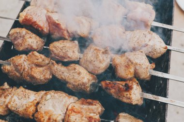 Sıcak kömürlerin arka planda ızgarada Mangallar