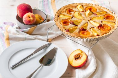 Beyaz ahşap arka planda ev yapımı Açık Şeftali pasta.