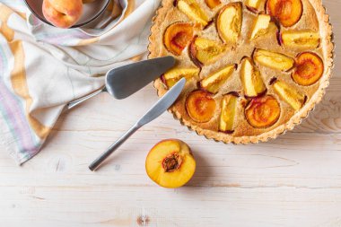 Beyaz ahşap arka planda ev yapımı Açık Şeftali pasta.