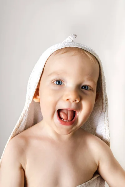 Lustiger kleiner Junge im Handtuch. — Stockfoto