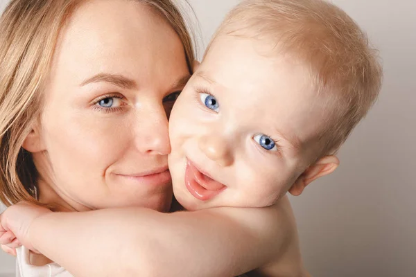 Retrato de un niño en brazos de su madre . —  Fotos de Stock