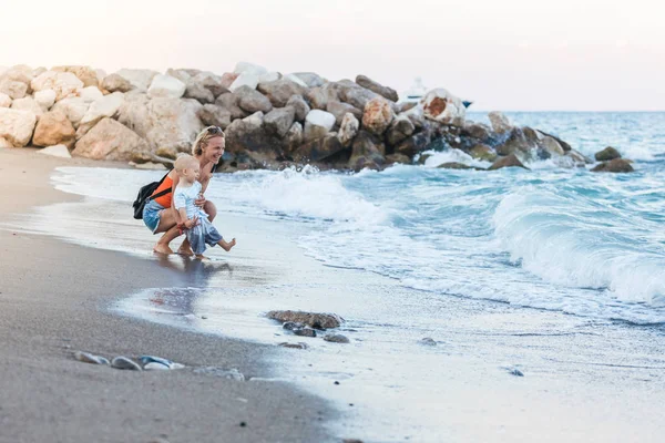 Femme jouant avec son bébé dehors. Le concept d'une vie familiale heureuse à part entière . — Photo