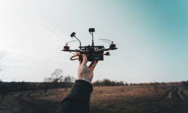 Adam elinde FPV helikopter tutar