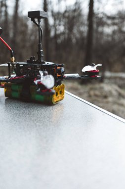 Küçük bir kendinden yapılmış FPV drone uçuş önce masada yatıyor.