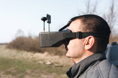 Bir adam VR gözlük FPV drone yönetir