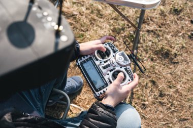 Bir adam VR gözlük FPV drone yönetir