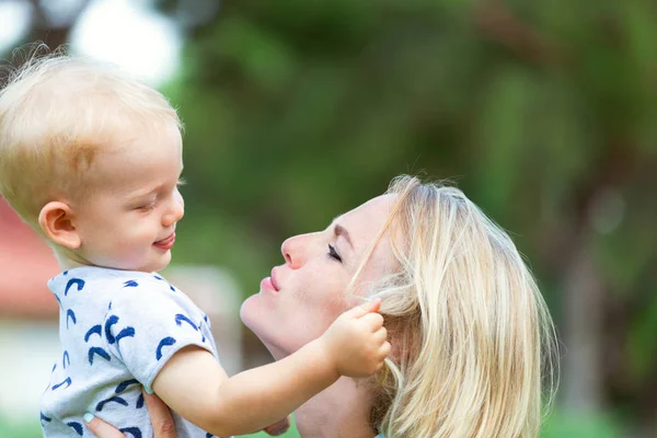 Madre besa a su bebé —  Fotos de Stock
