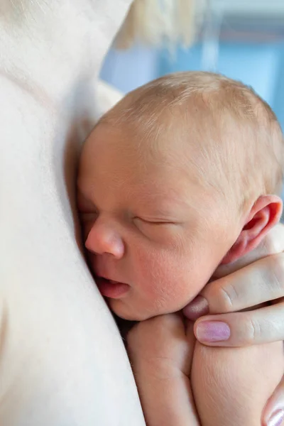 Mutter hält ein Neugeborenes in der Hand — Stockfoto