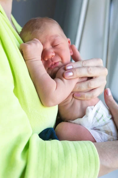 Mutter hält ein Neugeborenes in der Hand — Stockfoto