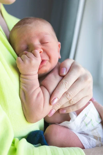 Mutter hält ein Neugeborenes in der Hand — Stockfoto