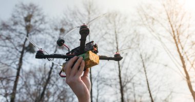 Adam elinde FPV helikopter tutar