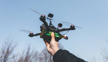 Adam elinde FPV helikopter tutar