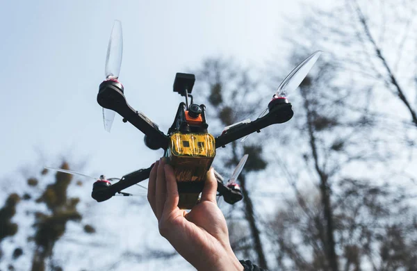 Adam elinde FPV helikopter tutar