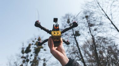 Adam elinde FPV helikopter tutar