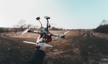 Adam elinde FPV helikopter tutar
