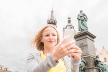 Krakow şehrindeki St. Marys kilisenin arka plan üzerinde genç güzel kadın