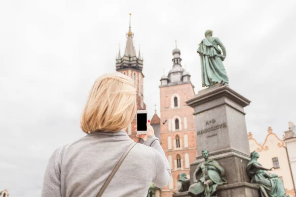 Krakow şehrindeki St. Marys kilisenin arka plan üzerinde genç güzel kadın — Stok fotoğraf