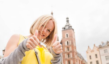Krakow şehrindeki St. Marys kilisenin arka plan üzerinde genç güzel kadın