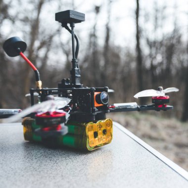 Küçük bir kendinden yapılmış FPV drone uçuş önce masada yatıyor.