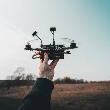Adam elinde FPV helikopter tutar