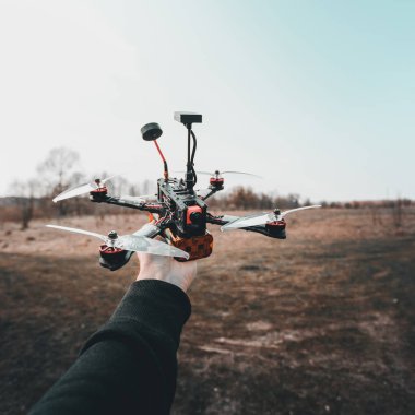 Adam elinde FPV helikopter tutar