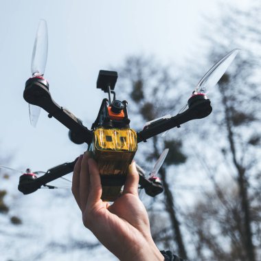 Adam elinde FPV helikopter tutar