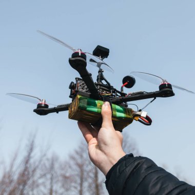 Adam elinde FPV helikopter tutar