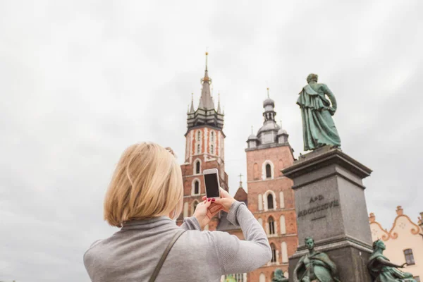 Young beautiful woman on the background of the St. Marys Church in Krakow — Stock Photo, Image