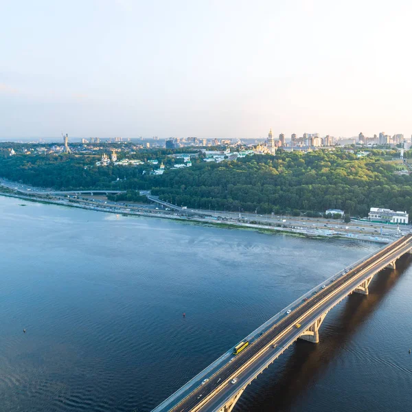 Dinyeper tarafında Kiev sağ kıyısında Panoramik havadan görünümü. Metro köprüsü — Stok fotoğraf