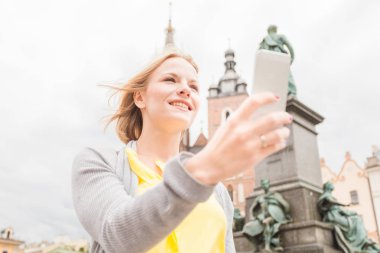 Krakow şehrindeki St. Marys kilisenin arka plan üzerinde genç güzel kadın