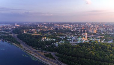 Dinyeper tarafında Kiev sağ kıyısında Panoramik hava görünümü.