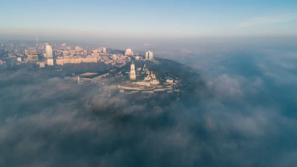 Veduta aerea della riva destra di Kiev coperta di fitta nebbia — Foto Stock